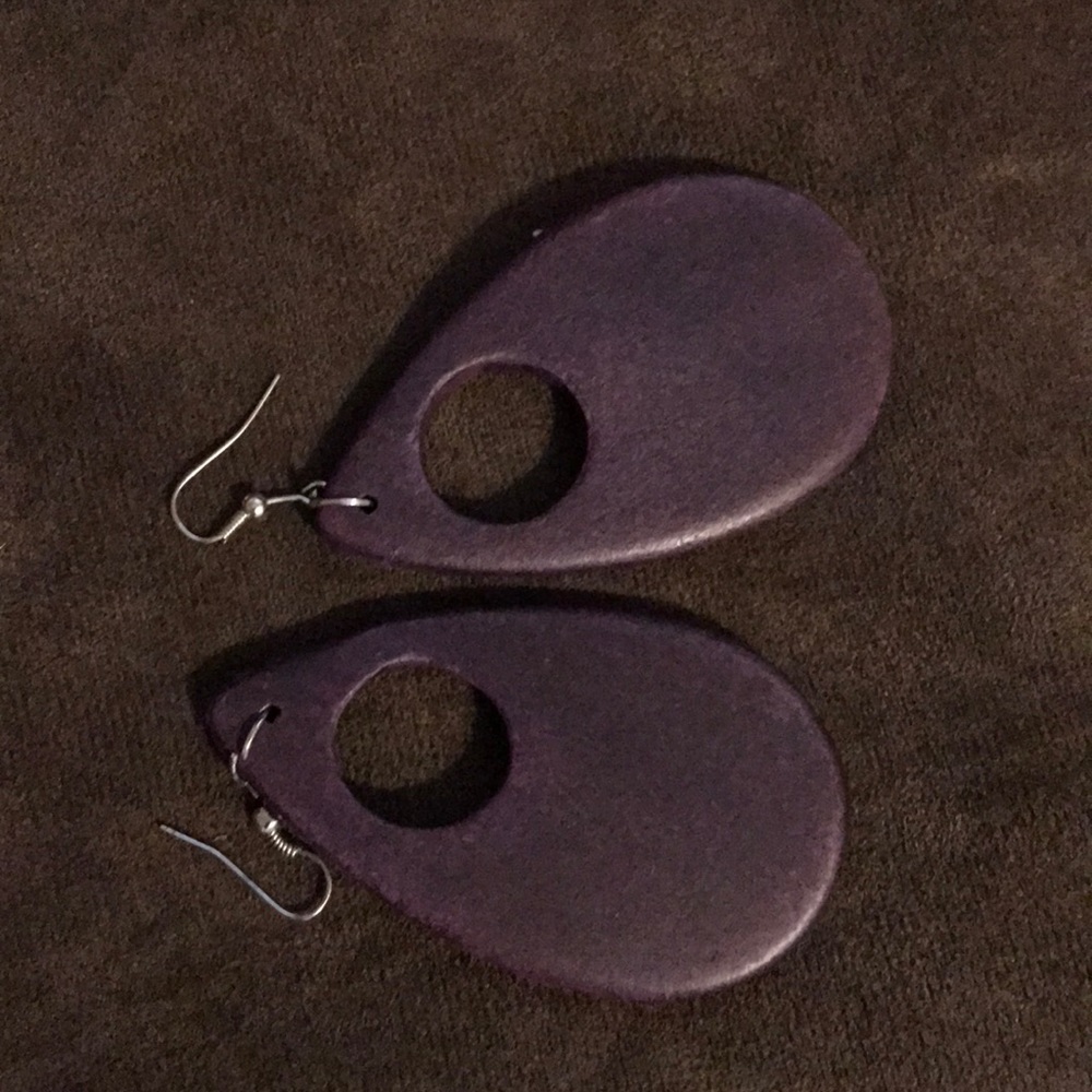 Jewelry - Picture 2 of 3